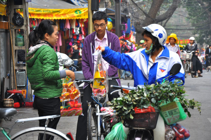 Nhiều người chọn hoa tươi để cắm lên bàn thờ Nhiều người chọn hoa tươi để cắm lên bàn thờ