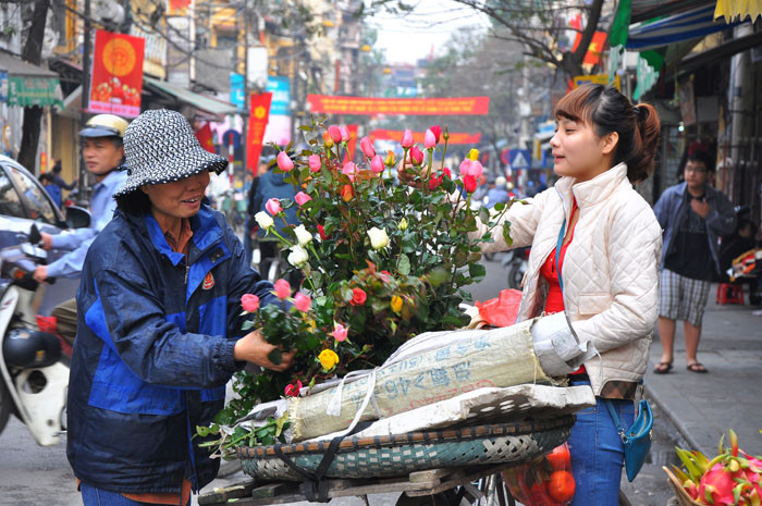 Từ sáng sớm, người dân đã đi chợ rất đông Từ sáng sớm, người dân đã đi chợ rất đông