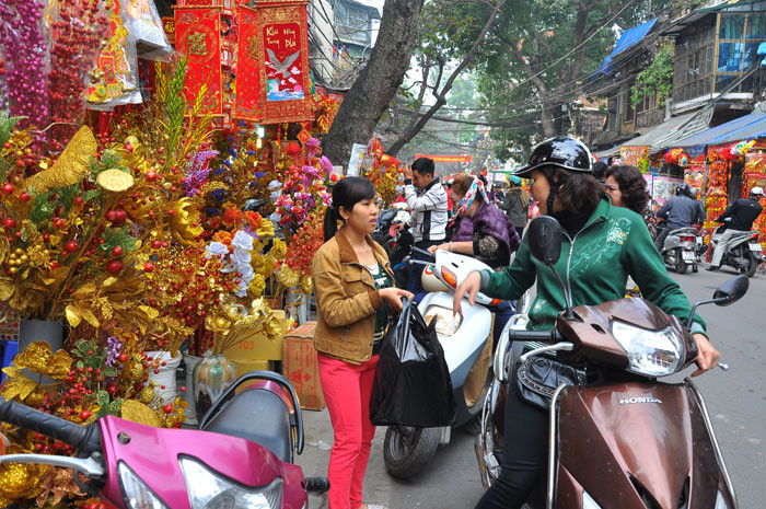 Công việc chuẩn bị, sắm sửa để tiễn Ông Công, Ông Táo về trời đã được nhiều người chuẩn bị từ những ngày trước. Công việc chuẩn bị, sắm sửa để tiễn Ông Công, Ông Táo về trời đã được nhiều người chuẩn bị từ những ngày trước.