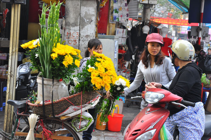 Nhưng hôm nay (23 tháng chạp) nhiều người mới đi sắm đồ để về thắp hương. Nhưng hôm nay (23 tháng chạp) nhiều người mới đi sắm đồ để về thắp hương.