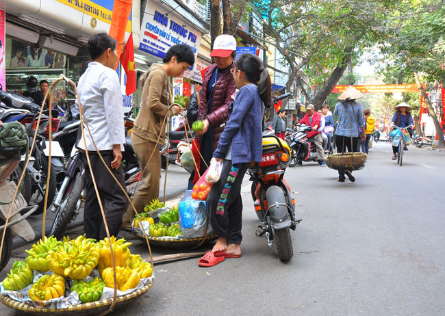Những gánh hàng rong bán đồ thờ rất đông khách mua. Những gánh hàng rong bán đồ thờ rất đông khách mua.