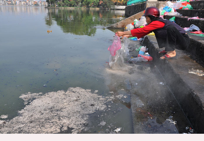 Tàn tro còn đọng lại trên mặt nước Tàn tro còn đọng lại trên mặt nước