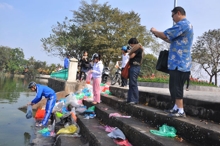 Một số khách nước ngoài tỏ ra lạ lẫm và cố gắng lưu lại những hình ảnh này. Một số khách nước ngoài tỏ ra lạ lẫm và cố gắng lưu lại những hình ảnh này.