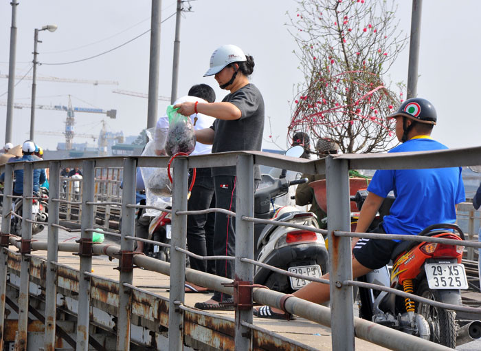 Bên cạnh việc thả cá chép thì trong ngày này người dân còn thả bát hương, tàn tro, bát hương… xuống sông, xuống hồ Bên cạnh việc thả cá chép thì trong ngày này người dân còn thả bát hương, tàn tro, bát hương… xuống sông, xuống hồ