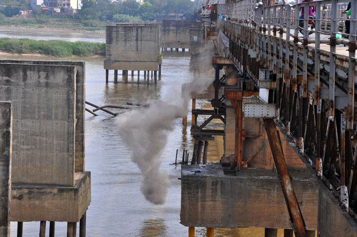 Luồng bụi khi tàn tro rơi xuống mặt nước Luồng bụi khi tàn tro rơi xuống mặt nước