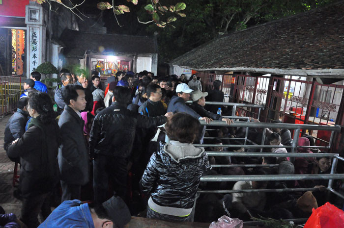 Nhiều người đã đứng trước ở khu phát Ấn để đợi Nhiều người đã đứng trước ở khu phát Ấn để đợi