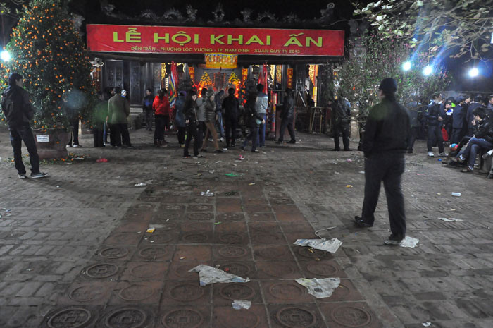 Phía ngoài sân chính đền Thượng lượng người thắp hương cũng ít hơn lúc tối nhưng rác do ý thức kém của một số người dân. Phía ngoài sân chính đền Thượng lượng người thắp hương cũng ít hơn lúc tối nhưng rác do ý thức kém của một số người dân.