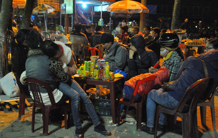 Nhiều người lại chọn cách ngồi ở quán nước bên ngoài cổng để đợi thời gian trôi đi. Nhiều người lại chọn cách ngồi ở quán nước bên ngoài cổng để đợi thời gian trôi đi.