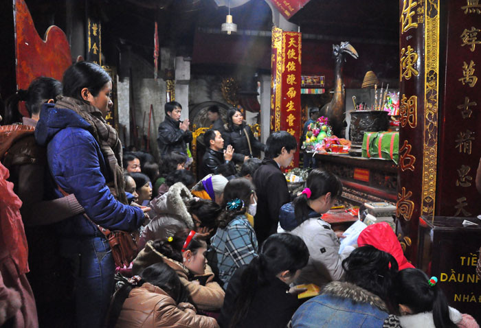 Trong đền Thượng không khí vẫn nhộn nhịp cảnh thắp hương cầu khấn của nhân dân Trong đền Thượng không khí vẫn nhộn nhịp cảnh thắp hương cầu khấn của nhân dân