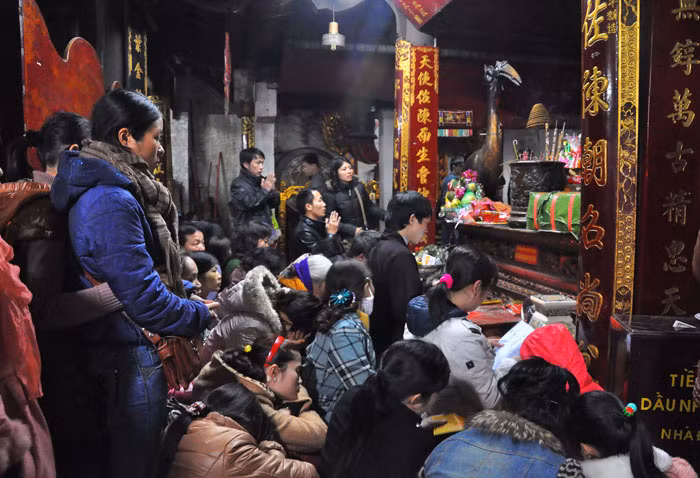 Trong đền Thượng không khí vẫn nhộn nhịp cảnh thắp hương cầu khấn của nhân dân