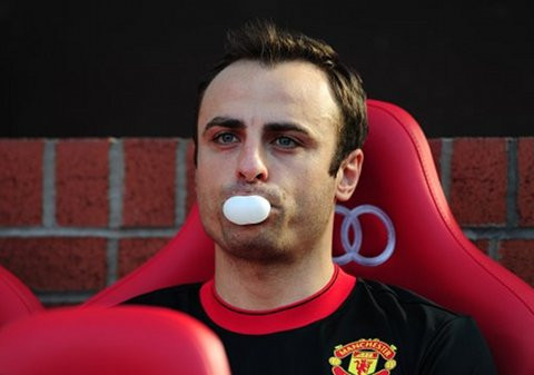 ‘Bố già’ Berbatov đã mất vị trí chính thức từ lâu, hiện tại anh chỉ là sự lựa chọn thứ 4 trên hàng công sau những Rooney, Chicharito và Welbeck. Xem ra, Berbatov không còn đủ kiên nhẫn với chiếc ghế dự bị nữa. ‘Bố già’ Berbatov đã mất vị trí chính thức từ lâu, hiện tại anh chỉ là sự lựa chọn thứ 4 trên hàng công sau những Rooney, Chicharito và Welbeck. Xem ra, Berbatov không còn đủ kiên nhẫn với chiếc ghế dự bị nữa.