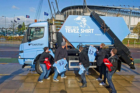 Tevez buồn, nhưng không trách người hâm mộ vì đã quay lưng với anh. Tevez buồn, nhưng không trách người hâm mộ vì đã quay lưng với anh.