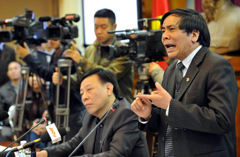 Chánh Thanh tra Bộ VH-TT&DL Vũ Xuân Thành (bìa phải) tại cuộc họp báo chiều 16.2. Chánh Thanh tra Bộ VH-TT&DL Vũ Xuân Thành (bìa phải) tại cuộc họp báo chiều 16.2.