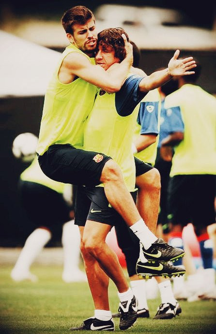 Người đa tình nhất là hậu vệ điển trai Gerard Pique, anh không chỉ thân thiết với Carles Puyol… Người đa tình nhất là hậu vệ điển trai Gerard Pique, anh không chỉ thân thiết với Carles Puyol…