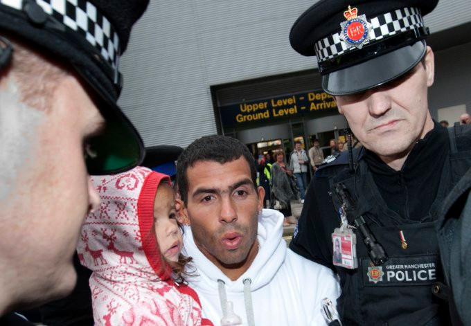 Chính vì vậy, những mâu thuẫn vẫn diễn ra rất căng thẳng nên khả năng thi đấu trở lại của Apache vẫn là một câu hỏi rất lớn cho dù anh đã quay trở lại CLB Manchester City. Chính vì vậy, những mâu thuẫn vẫn diễn ra rất căng thẳng nên khả năng thi đấu trở lại của Apache vẫn là một câu hỏi rất lớn cho dù anh đã quay trở lại CLB Manchester City.