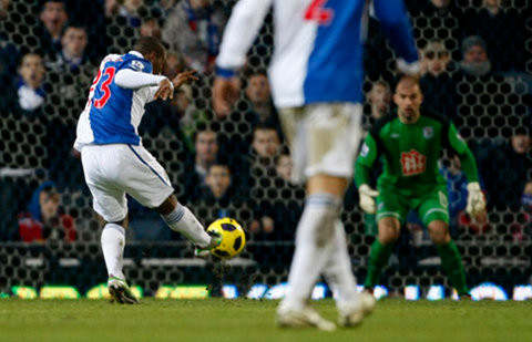 Tiền vệ Junior Hoilett đang thi đấu rất ấn tượng trong màu áo của Blackburn Rover. Chính vì thế đang có rất nhiều CLB hàng đầu theo đuổi ngôi sao này, trong đó, nghiêm túc nhất là CLB Bayern Munich. Tiền vệ Junior Hoilett đang thi đấu rất ấn tượng trong màu áo của Blackburn Rover. Chính vì thế đang có rất nhiều CLB hàng đầu theo đuổi ngôi sao này, trong đó, nghiêm túc nhất là CLB Bayern Munich.