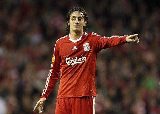 Tương tự như Joe Cole, Alberto Aquilani cũng trở về sân Anfield nhưng HLV Kenny Dalglish cũng sẵn sàng để tiền vệ này ra đi nếu được giá. Tương tự như Joe Cole, Alberto Aquilani cũng trở về sân Anfield nhưng HLV Kenny Dalglish cũng sẵn sàng để tiền vệ này ra đi nếu được giá.