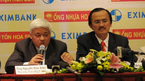 Ông Võ Quốc Thắng (phải) và ông Nguyễn Đức Kiên trả lời báo giới.