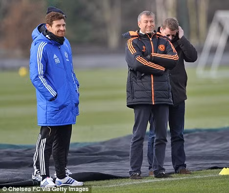 Roman Abramovich và Andre Villas-Boas tươi cười ở Cobham.