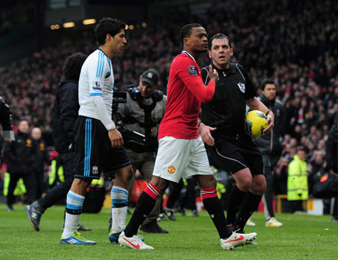 Vụ lùm xùm giữa Suarez và Evra vẫn chưa có hồi kết .