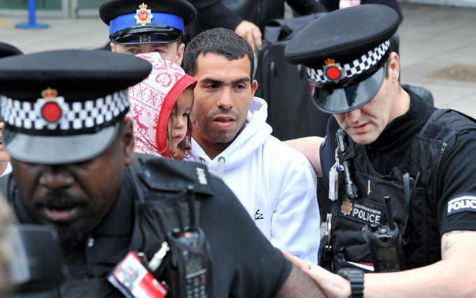 Do những rắc rối mà tiền đạo 27 tuổi gây ra nên ngay sau khi chuyến bay từ quê nhà đáp xuống thành phố Manchester thì Apache phải nhờ tới cảnh sát bảo vệ để đảm bảo an toàn cho cả gia đình. Do những rắc rối mà tiền đạo 27 tuổi gây ra nên ngay sau khi chuyến bay từ quê nhà đáp xuống thành phố Manchester thì Apache phải nhờ tới cảnh sát bảo vệ để đảm bảo an toàn cho cả gia đình.