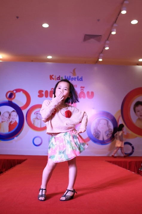 Các bé sự tự tin sải bước trên sàn catwalk như một siêu mẫu nhí thực thụ.