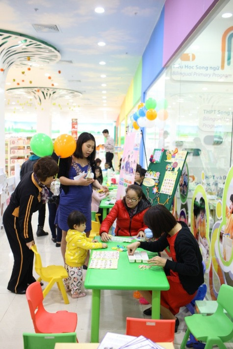 Các em nhỏ thích thú các hoạt động thể hiện sự khéo léo như vẽ tranh, làm gốm…