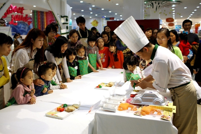 Tại Khu siêu thị Happy Farm, các bé cùng mẹ ghi danh trong trò chơi “Ai trang trí bánh đẹp nhất?”