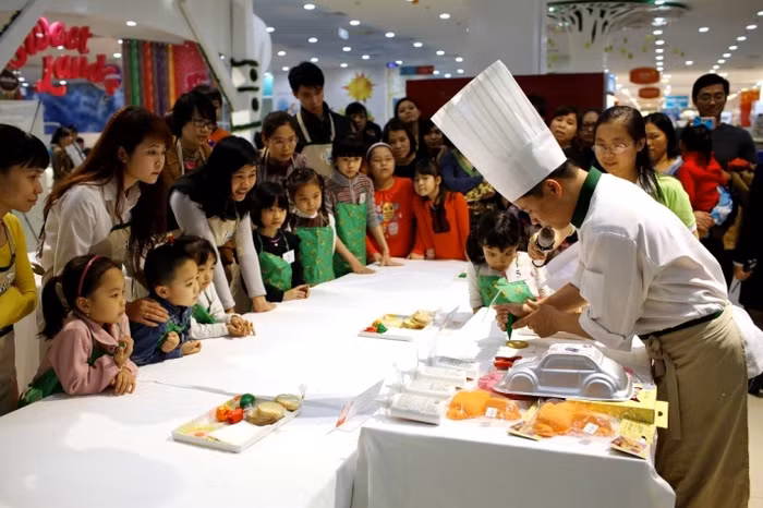 Tại Khu siêu thị Happy Farm, các bé cùng mẹ ghi danh trong trò chơi “Ai trang trí bánh đẹp nhất?”