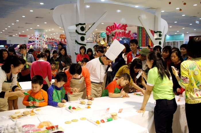 Các bé phấn khích khi lần đầu tiên được tự mình trang trí những chiếc bánh rực rỡ sắc màu