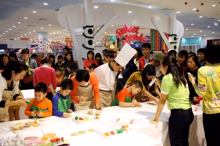 Các bé phấn khích khi lần đầu tiên được tự mình trang trí những chiếc bánh rực rỡ sắc màu