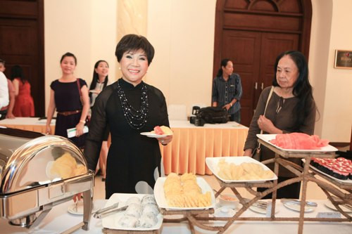 Danh ca Lệ Thu từng bị đồng nghiệp "đâm sau lưng". Danh ca Lệ Thu từng bị đồng nghiệp "đâm sau lưng".