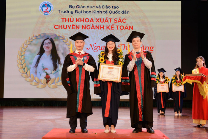 Nguyễn Thị Hằng (sinh năm 1999, Hà Nội) trở thành thủ khoa đầu ra Khoa kế toán của trường Đại học Kinh tế quốc dân năm 2021.(ảnh: NVCC)