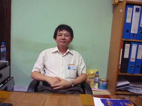 Gần chục năm nay, "thầy Quảng" phải đội tóc giả mỗi khi đi làm. (Ảnh Thu Hòe)