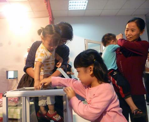 Hàng trăm bé Mẫu giáo Vimeco đã vui vẻ ủng hộ "bữa cơm có thịt" cho học sinh nghèo miền núi. (Ảnh Thu Hòe)