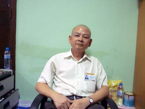 "Thầy giáo" Hoàng Văn Quảng, Trưởng phòng hành chính BV Nhi Trung ương: "Chỉ cần có niềm tin và còn hy vọng vào cuộc sống, chúng ta sẽ tạo ra những phép màu" . (Ảnh Thu Hòe)