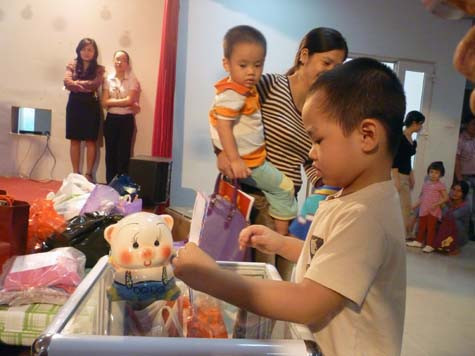 Trường Mầm non Vimeco sẽ tiếp tục đồng hành cũng Báo điện tử Giáo dục Việt Nam trong những lần quyên góp tiếp theo. (Ảnh Thu Hòe)