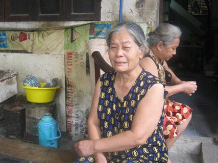 Bà Nguyễn Thị Lịch khóc khi nói chuyện với phóng viên. Bà Nguyễn Thị Lịch khóc khi nói chuyện với phóng viên.