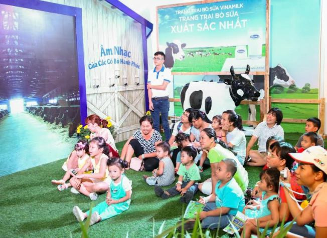 Bé yêu say mê khám phá trang trại bò xuất sắc nhất của Vinamilk