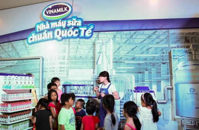 Các bé chăm chú lắng nghe cách làm ra những sản phẩm Vinamilk thơm ngon chất lượng