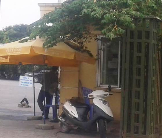 Nhân viên bảo vệ Liên đoàn Bóng đá Việt Nam liên tục ngăn cản đuổi phóng viên ra khỏi cơ quan và không cho vào liên hệ làm việc. Ảnh Mai Anh