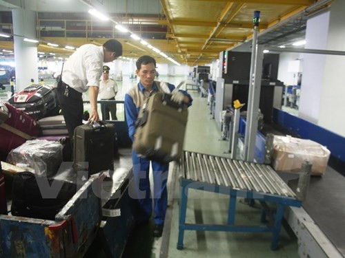 Nếu tình trạng mật trộm hành lý tại sân bay còn xảy ra sẽ xử lý Giám đốc Cảng (Ảnh hân viên bốc dỡ hành lý của hành khách tại nhà ga T2 Nội Bài - Việt Hùng/Vietnam+) Nếu tình trạng mật trộm hành lý tại sân bay còn xảy ra sẽ xử lý Giám đốc Cảng (Ảnh hân viên bốc dỡ hành lý của hành khách tại nhà ga T2 Nội Bài - Việt Hùng/Vietnam+)