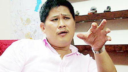 Sự xuất hiện của "ông bầu" Phước Sang trong việc mua bán đất đầy nhạy cảm này liệu có liên quan? Sự xuất hiện của "ông bầu" Phước Sang trong việc mua bán đất đầy nhạy cảm này liệu có liên quan?