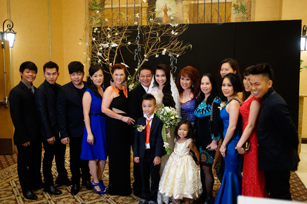 Sau một lần đổ vỡ, ai cũng mừng cho Kim Hiền đã tìm được bến đỗ bình yên mới. Chú rể Việt kiều Andy được bạn bè của nữ diễn viên yêu mến vì tính cách chu đáo, hiền lành. Sau một lần đổ vỡ, ai cũng mừng cho Kim Hiền đã tìm được bến đỗ bình yên mới. Chú rể Việt kiều Andy được bạn bè của nữ diễn viên yêu mến vì tính cách chu đáo, hiền lành.