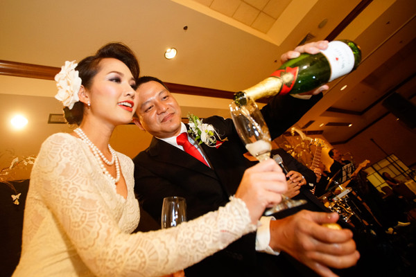 Cặp đôi cùng rót rượu mừng trong tiếng reo hò của mọi người. Cặp đôi cùng rót rượu mừng trong tiếng reo hò của mọi người.