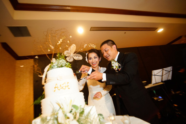 Đến giờ làm lễ, tân lang, tân nương tay trong tay tiến vào phòng tiệc. Trước khi thực hiện các nghi lễ cắt bánh, Kim Hiền đã thay bộ váy cưới ren trắng khác. Đây là trang phục mà cô đặt may riêng của nhà thiết kế Minh Tú. Đến giờ làm lễ, tân lang, tân nương tay trong tay tiến vào phòng tiệc. Trước khi thực hiện các nghi lễ cắt bánh, Kim Hiền đã thay bộ váy cưới ren trắng khác. Đây là trang phục mà cô đặt may riêng của nhà thiết kế Minh Tú.