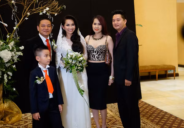 Diễn viên Minh Thư của phim "Gái nhảy" đang ở Mỹ cũng đến chia vui với cô dâu Kim Hiền trong ngày trọng đại.