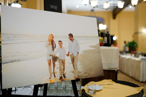 Một số bức ảnh cưới của đôi vợ chồng và con trai Sonic được bày ở khu vực tiếp khách. Một số bức ảnh cưới của đôi vợ chồng và con trai Sonic được bày ở khu vực tiếp khách.