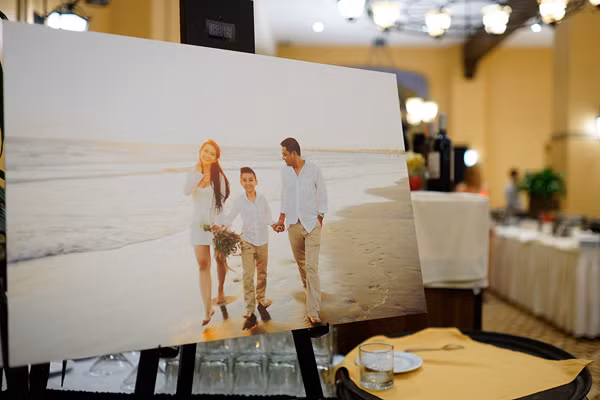 Một số bức ảnh cưới của đôi vợ chồng và con trai Sonic được bày ở khu vực tiếp khách.