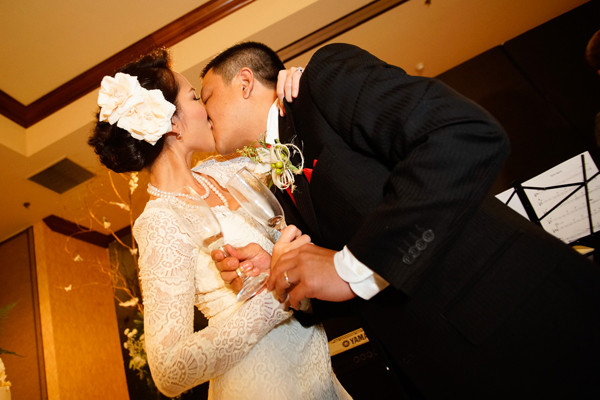 Đôi uyên ương không ngần ngại trao cho nhau nụ hôn say đắm, ngọt ngào khi đã chính thức trở thành vợ chồng sau 2 năm gắn bó. Đôi uyên ương không ngần ngại trao cho nhau nụ hôn say đắm, ngọt ngào khi đã chính thức trở thành vợ chồng sau 2 năm gắn bó.